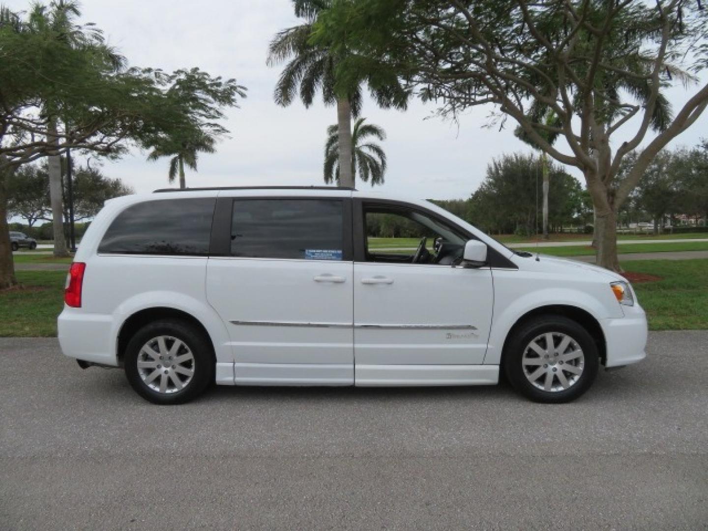 2014 White /Black Chrysler Town & Country (2C4RC1BG4ER) , located at 4301 Oak Circle #19, Boca Raton, FL, 33431, (954) 561-2499, 26.388861, -80.084038 - Photo#6